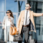 Couple d'affaires prenant un taxi – service VTC haut de gamme LUXE LINK