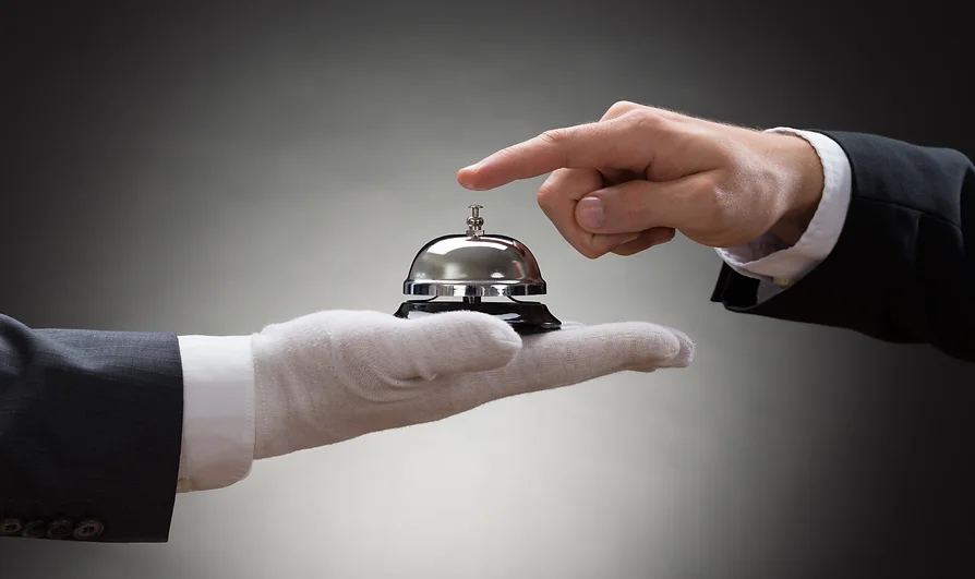 Service conciergerie Luxe Link Cab – remise des clés avec gants blancs, standing haut de gamme